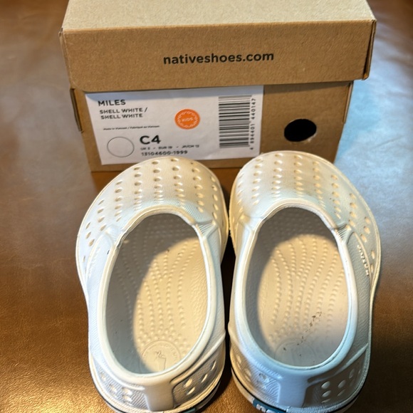 White Children’s native shoes slip on excellent used condition - Picture 2 of 3